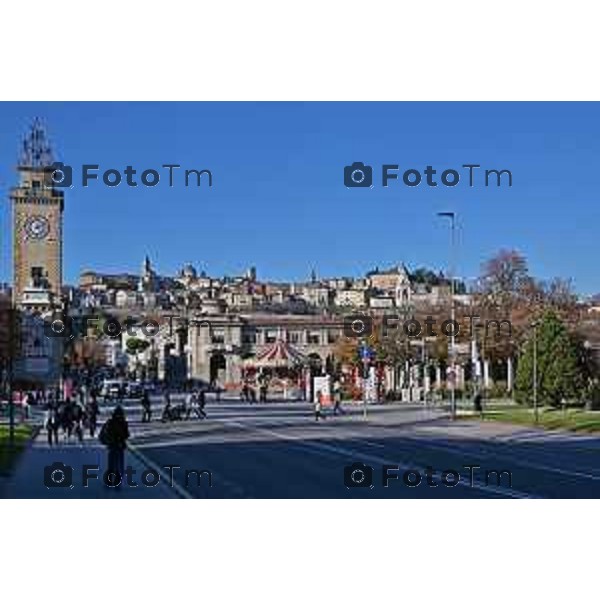 Foto Manzoni Tiziano/LaPresse 23-11-2023 Bergamo Italia- Cronaca Orhan Bergamo Natale 2023 albero e ruota panoramica giostra