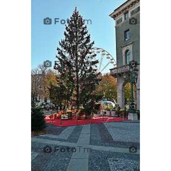 Foto Manzoni Tiziano/LaPresse 23-11-2023 Bergamo Italia- Cronaca Orhan Bergamo Natale 2023 albero e ruota panoramica giostra