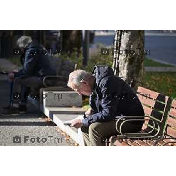 Foto Manzoni Tiziano/LaPresse 24-11-2023 Bergamo Italia- Cronaca Orhan Bergamo Anziani vecchiaia lettura giornale telefonini