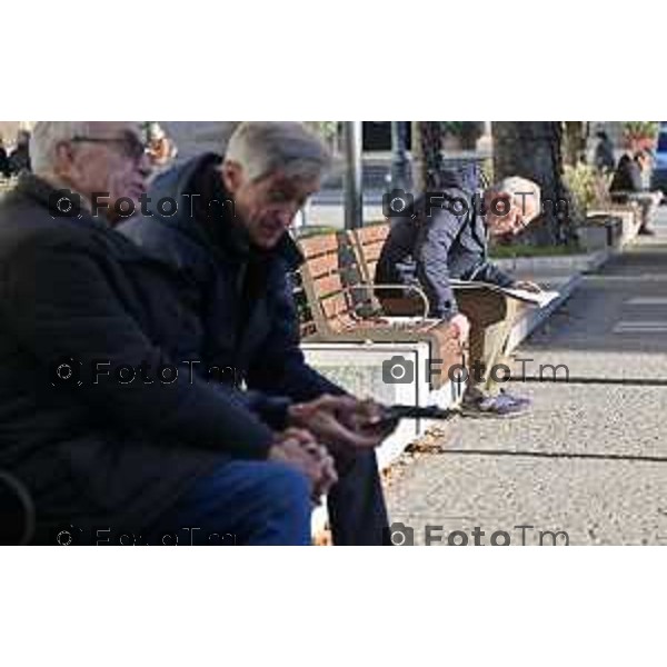Foto Manzoni Tiziano/LaPresse 24-11-2023 Bergamo Italia- Cronaca Orhan Bergamo Anziani vecchiaia lettura giornale telefonini