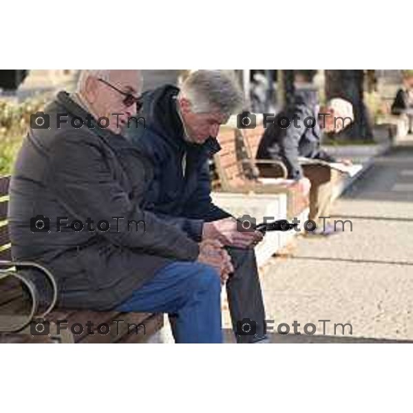 Foto Manzoni Tiziano/LaPresse 24-11-2023 Bergamo Italia- Cronaca Orhan Bergamo Anziani vecchiaia lettura giornale telefonini