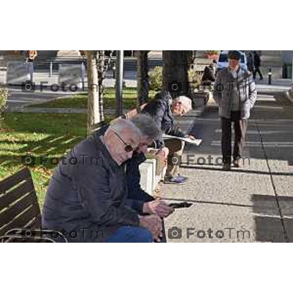 Foto Manzoni Tiziano/LaPresse 24-11-2023 Bergamo Italia- Cronaca Orhan Bergamo Anziani vecchiaia lettura giornale telefonini