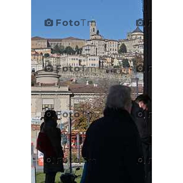 Foto Manzoni Tiziano/LaPresse 24-11-2023 Bergamo Italia- Cronaca Orhan Bergamo Anziani vecchiaia lettura giornale telefonini