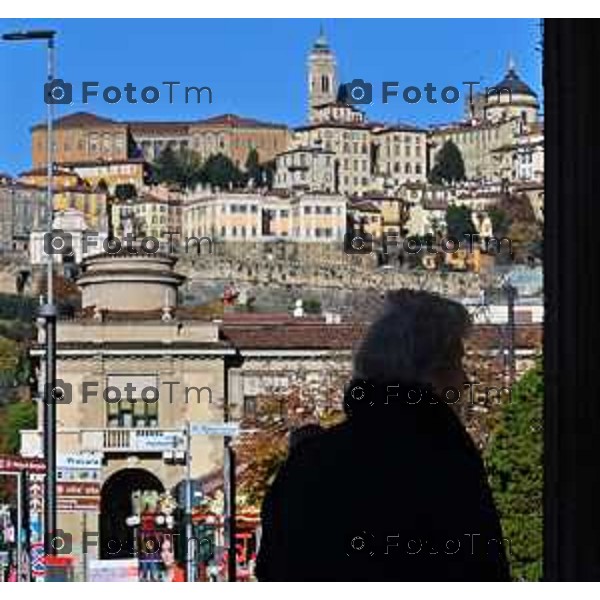 Foto Manzoni Tiziano/LaPresse 24-11-2023 Bergamo Italia- Cronaca Orhan Bergamo Anziani vecchiaia lettura giornale telefonini