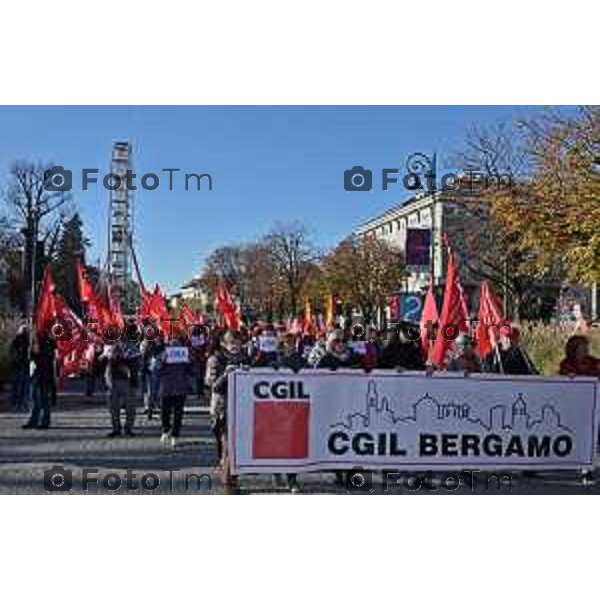 Foto Manzoni Tiziano/LaPresse 24-11-2023 Bergamo Italia- Cronaca Orhan Bergamo sciopero Cgil e UIL contro la legge di bilancio 2023