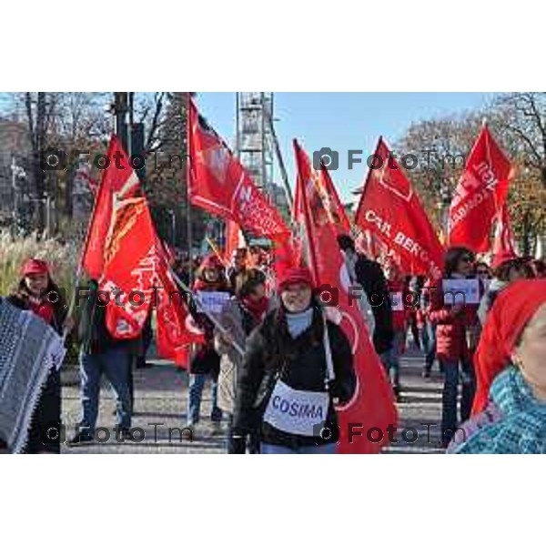 Foto Manzoni Tiziano/LaPresse 24-11-2023 Bergamo Italia- Cronaca Orhan Bergamo sciopero Cgil e UIL contro la legge di bilancio 2023