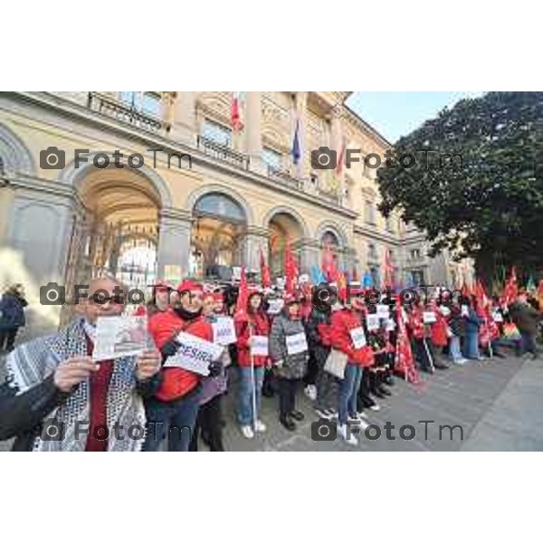 Foto Manzoni Tiziano/LaPresse 24-11-2023 Bergamo Italia- Cronaca Orhan Bergamo sciopero Cgil e UIL contro la legge di bilancio 2023