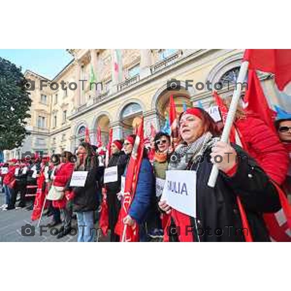 Foto Manzoni Tiziano/LaPresse 24-11-2023 Bergamo Italia- Cronaca Orhan Bergamo sciopero Cgil e UIL contro la legge di bilancio 2023