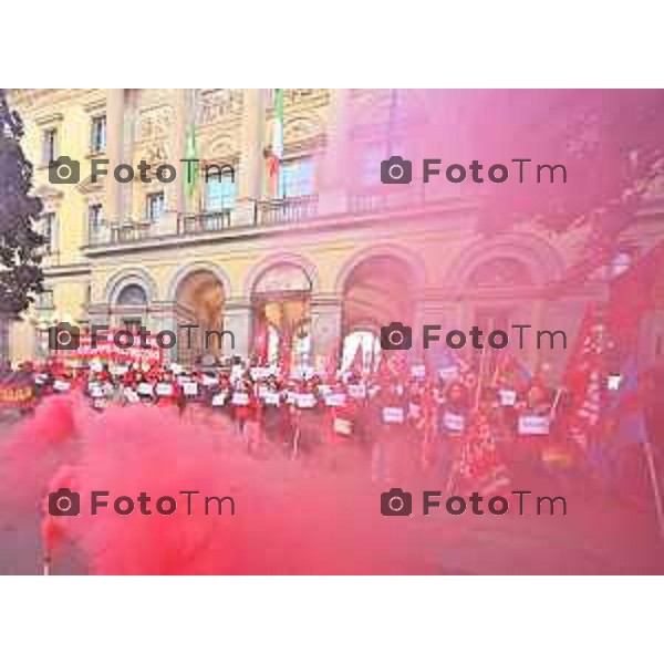 Foto Manzoni Tiziano/LaPresse 24-11-2023 Bergamo Italia- Cronaca Orhan Bergamo sciopero Cgil e UIL contro la legge di bilancio 2023