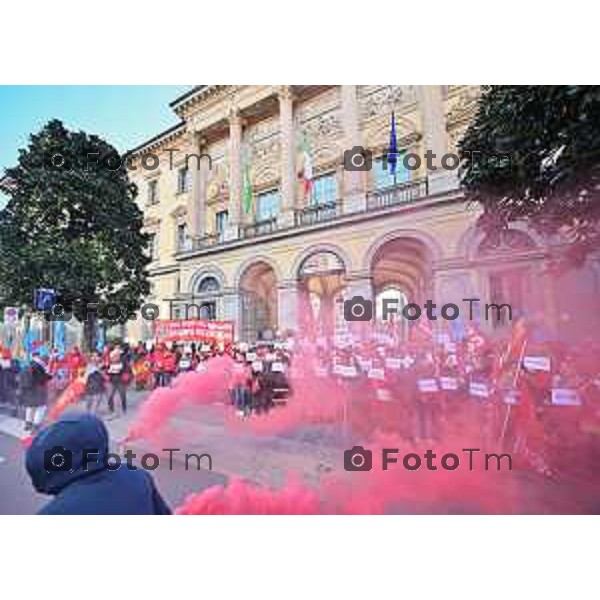 Foto Manzoni Tiziano/LaPresse 24-11-2023 Bergamo Italia- Cronaca Orhan Bergamo sciopero Cgil e UIL contro la legge di bilancio 2023