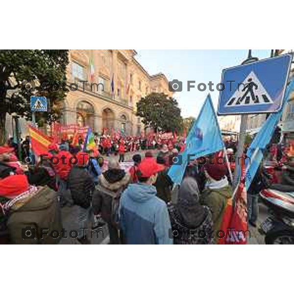 Foto Manzoni Tiziano/LaPresse 24-11-2023 Bergamo Italia- Cronaca Orhan Bergamo sciopero Cgil e UIL contro la legge di bilancio 2023