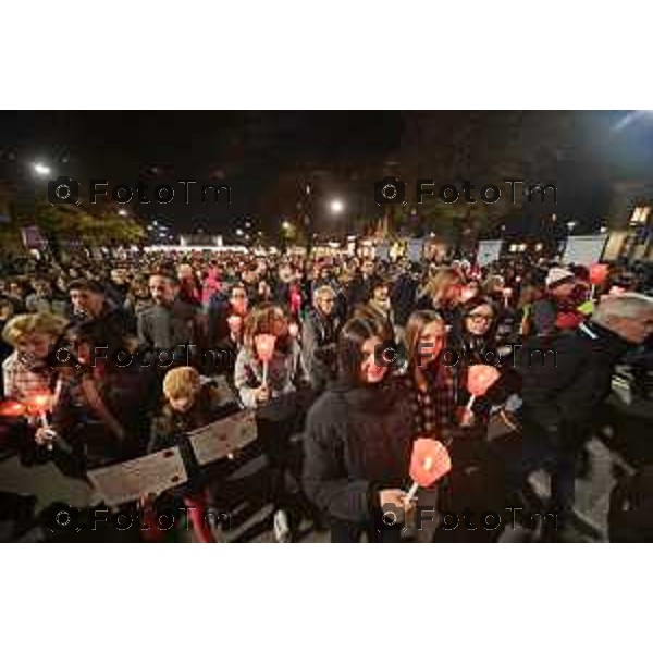 Tiziano Manzoni/LaPresse 24-11- 2023 Bergamo, Italia Cronaca Bergamo fiaccolata contro il femminicidio e per Giulia Cecchetin