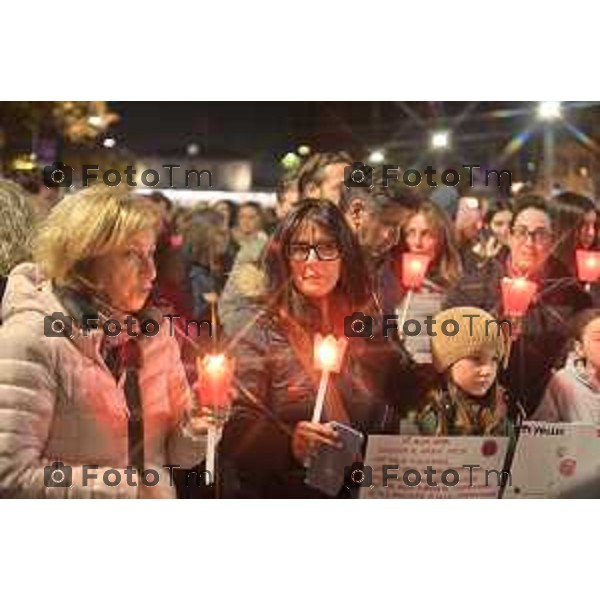 Tiziano Manzoni/LaPresse 24-11- 2023 Bergamo, Italia Cronaca Bergamo fiaccolata contro il femminicidio e per Giulia Cecchetin