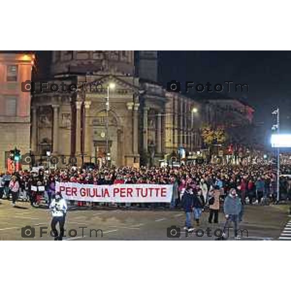 Tiziano Manzoni/LaPresse 24-11- 2023 Bergamo, Italia Cronaca Bergamo fiaccolata contro il femminicidio e per Giulia Cecchetin