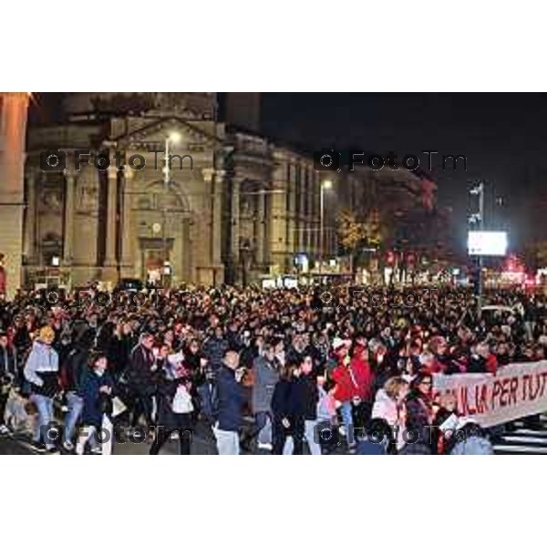 Tiziano Manzoni/LaPresse 24-11- 2023 Bergamo, Italia Cronaca Bergamo fiaccolata contro il femminicidio e per Giulia Cecchetin