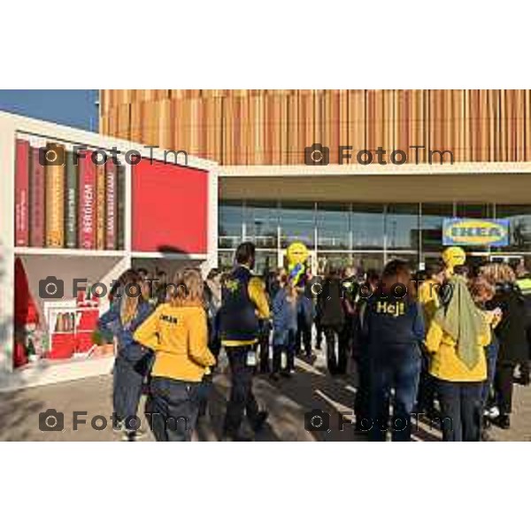 Foto Manzoni Tiziano/LaPresse 29 11-2023 Bergamo Italia- Cronaca Curno BG inaugurato il nuovo punto vendita Ikea centro commerciale curno