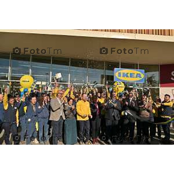 Foto Manzoni Tiziano/LaPresse 29 11-2023 Bergamo Italia- Cronaca Curno BG inaugurato il nuovo punto vendita Ikea centro commerciale curno