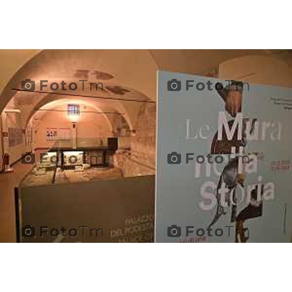 Foto Manzoni Tiziano/LaPresse 30-11-2023 Bergamo Italia- Cronaca mostra LE MURA NELLA STORIA. Tesori di una città-fortezza del Rinascimento. La mostra Sala dei Giuristi nel Museo del Cinquecento in Palazzo del Podestà, Piazza Vecchia a Bergamo.