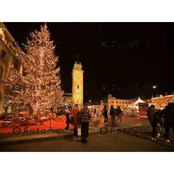 Foto Manzoni Tiziano/LaPresse 30-11-2023 Bergamo Italia- Cronaca Ruota Panoramica Natale 2023 albero Natale casa di Babbo Natale piazza sentierone