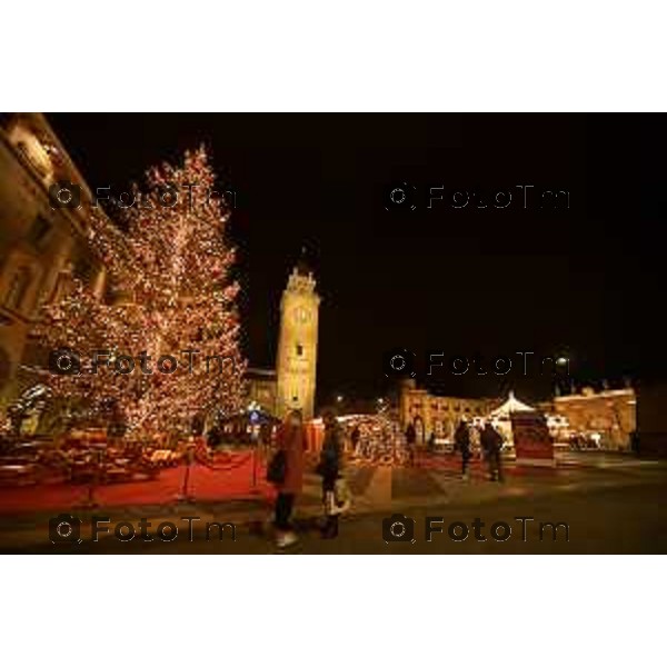 Foto Manzoni Tiziano/LaPresse 30-11-2023 Bergamo Italia- Cronaca Ruota Panoramica Natale 2023 albero Natale casa di Babbo Natale piazza sentierone