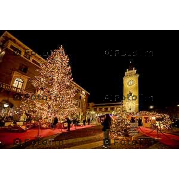 Foto Manzoni Tiziano/LaPresse 30-11-2023 Bergamo Italia- Cronaca Ruota Panoramica Natale 2023 albero Natale casa di Babbo Natale piazza sentierone