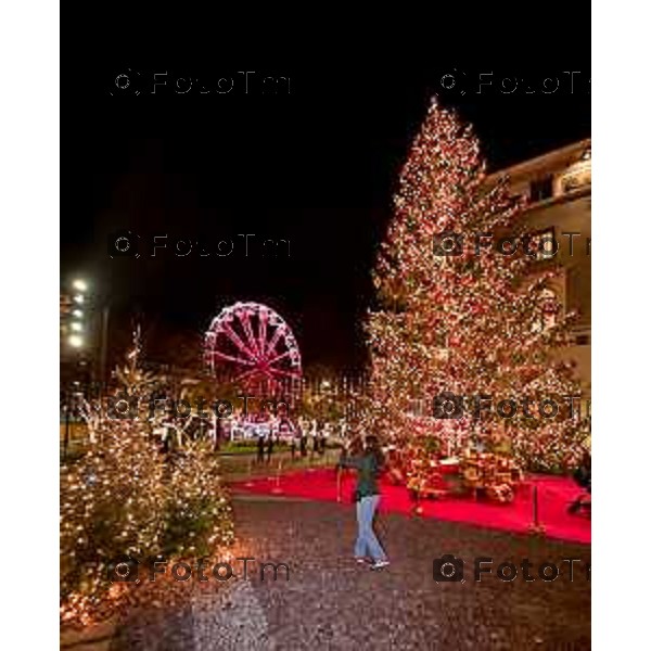 Foto Manzoni Tiziano/LaPresse 30-11-2023 Bergamo Italia- Cronaca Ruota Panoramica Natale 2023 albero Natale casa di Babbo Natale piazza sentierone