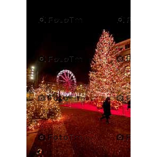 Foto Manzoni Tiziano/LaPresse 30-11-2023 Bergamo Italia- Cronaca Ruota Panoramica Natale 2023 albero Natale casa di Babbo Natale piazza sentierone