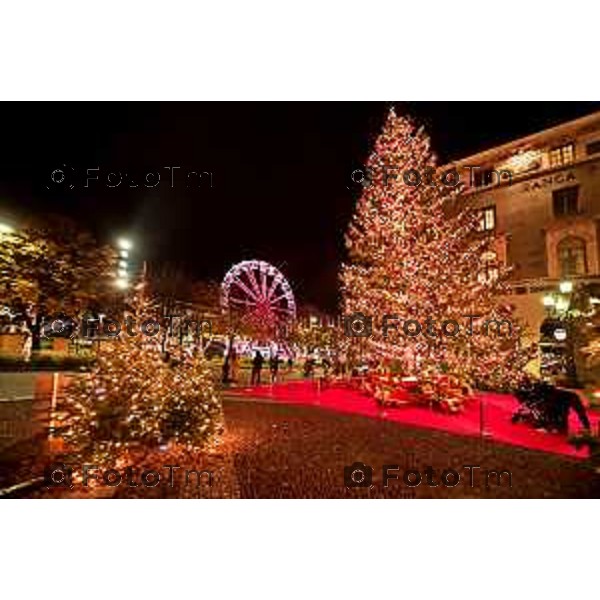 Foto Manzoni Tiziano/LaPresse 30-11-2023 Bergamo Italia- Cronaca Ruota Panoramica Natale 2023 albero Natale casa di Babbo Natale piazza sentierone