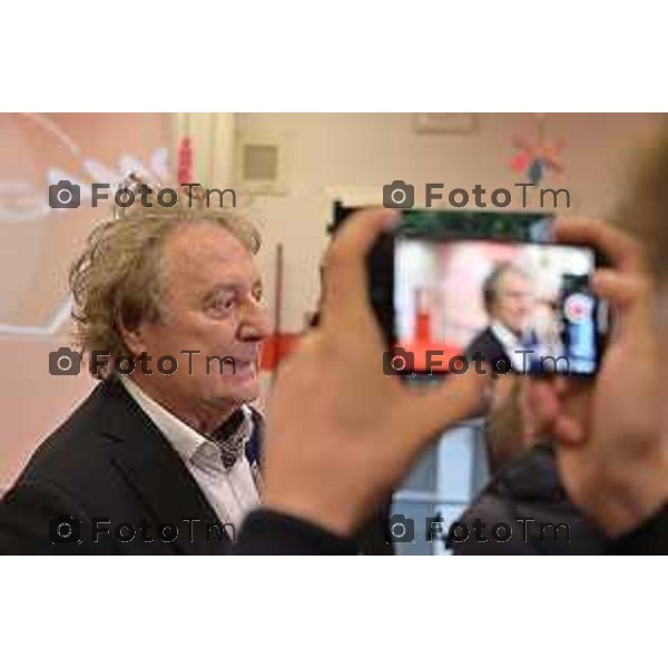 Foto Manzoni Tiziano/LaPresse 1-12-2023 Bergamo Italia- Cronaca Bergamo sede Croce Rossa Italiana Enzo Iachetti dona un ambulanza