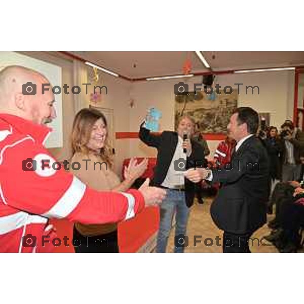 Foto Manzoni Tiziano/LaPresse 1-12-2023 Bergamo Italia- Cronaca Bergamo sede Croce Rossa Italiana Enzo Iachetti dona un ambulanza Sabrina Ganzer