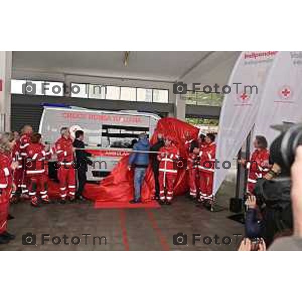 Foto Manzoni Tiziano/LaPresse 1-12-2023 Bergamo Italia- Cronaca Bergamo sede Croce Rossa Italiana Enzo Iachetti dona un ambulanza