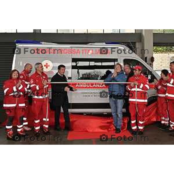 Foto Manzoni Tiziano/LaPresse 1-12-2023 Bergamo Italia- Cronaca Bergamo sede Croce Rossa Italiana Enzo Iachetti dona un ambulanza