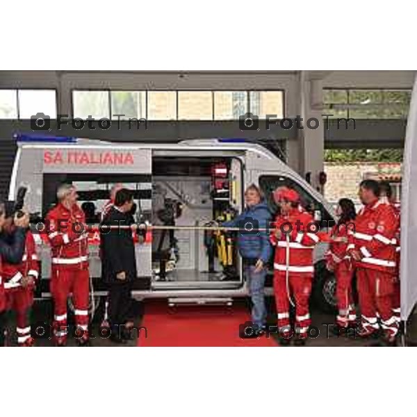 Foto Manzoni Tiziano/LaPresse 1-12-2023 Bergamo Italia- Cronaca Bergamo sede Croce Rossa Italiana Enzo Iachetti dona un ambulanza