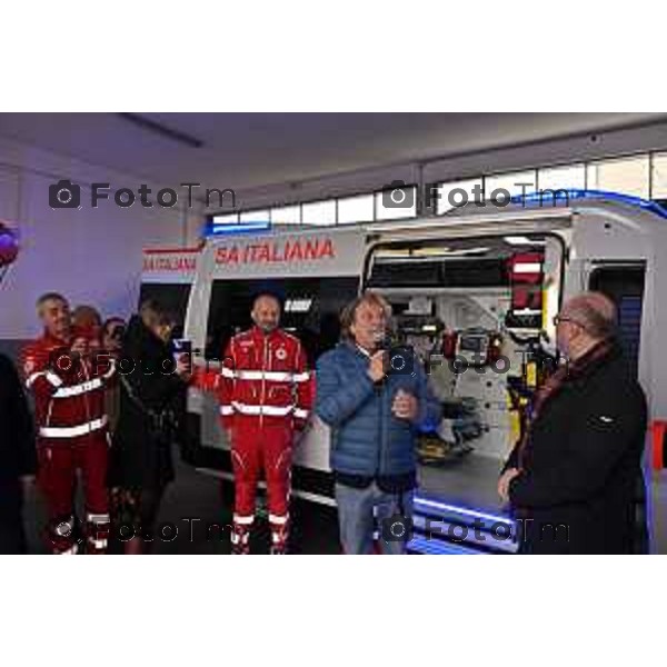 Foto Manzoni Tiziano/LaPresse 1-12-2023 Bergamo Italia- Cronaca Bergamo sede Croce Rossa Italiana Enzo Iachetti dona un ambulanza