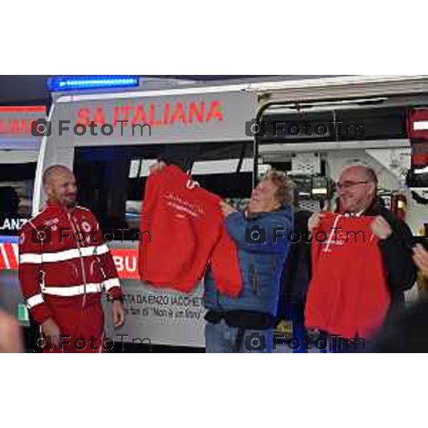 Foto Manzoni Tiziano/LaPresse 1-12-2023 Bergamo Italia- Cronaca Bergamo sede Croce Rossa Italiana Enzo Iachetti dona un ambulanza