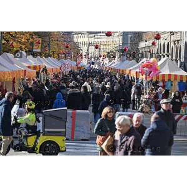 Foto Manzoni Tiziano/LaPresse 9-12-2023 Bergamo Natele 2023 luminarie città bassa sentierone bancarelle turisti gente acquisti santa lucia