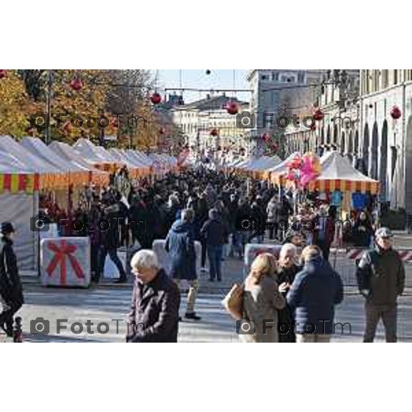 Foto Manzoni Tiziano/LaPresse 9-12-2023 Bergamo Natele 2023 luminarie città bassa sentierone bancarelle turisti gente acquisti santa lucia