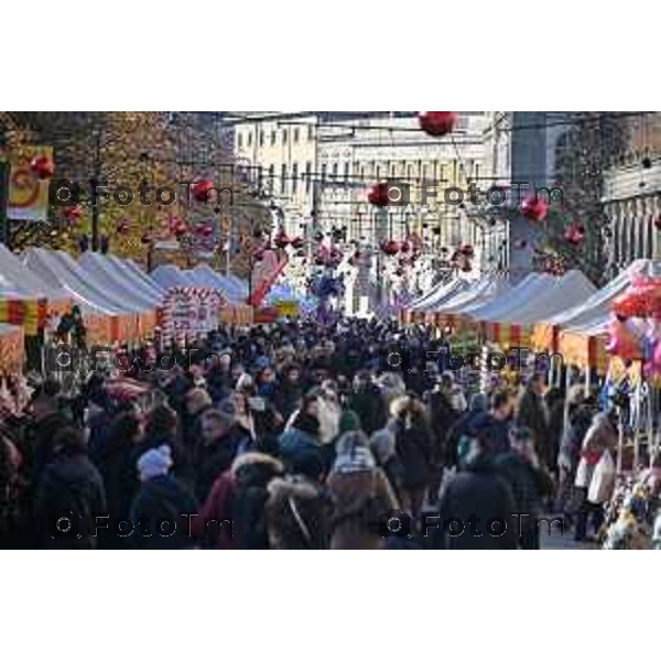 Foto Manzoni Tiziano/LaPresse 9-12-2023 Bergamo Natele 2023 luminarie città bassa sentierone bancarelle turisti gente acquisti santa lucia