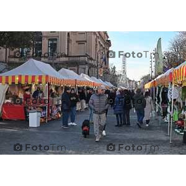 Foto Manzoni Tiziano/LaPresse 9-12-2023 Bergamo Natele 2023 luminarie città bassa sentierone bancarelle turisti gente acquisti santa lucia