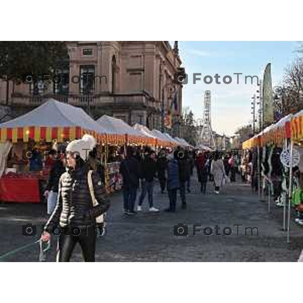 Foto Manzoni Tiziano/LaPresse 9-12-2023 Bergamo Natele 2023 luminarie città bassa sentierone bancarelle turisti gente acquisti santa lucia