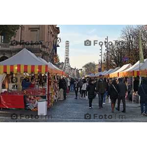 Foto Manzoni Tiziano/LaPresse 9-12-2023 Bergamo Natele 2023 luminarie città bassa sentierone bancarelle turisti gente acquisti santa lucia