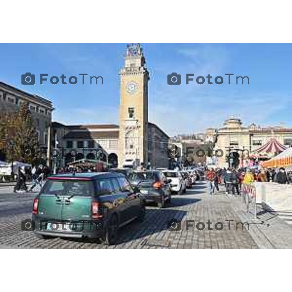 Foto Manzoni Tiziano/LaPresse 9-12-2023 Bergamo Natele 2023 luminarie città bassa sentierone bancarelle turisti gente acquisti santa lucia