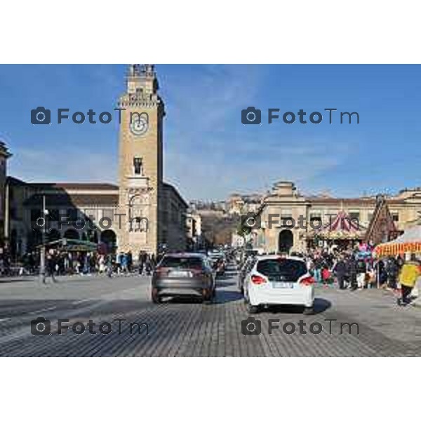 Foto Manzoni Tiziano/LaPresse 9-12-2023 Bergamo Natele 2023 luminarie città bassa sentierone bancarelle turisti gente acquisti santa lucia