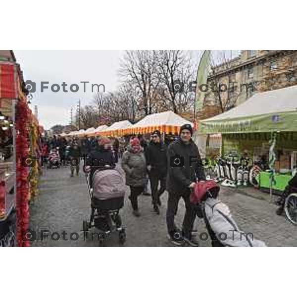 Foto Manzoni Tiziano/LaPresse 9-12-2023 Bergamo Natele 2023 luminarie città bassa sentierone bancarelle turisti gente acquisti santa lucia