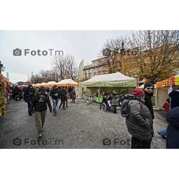 Foto Manzoni Tiziano/LaPresse 9-12-2023 Bergamo Natele 2023 luminarie città bassa sentierone bancarelle turisti gente acquisti santa lucia