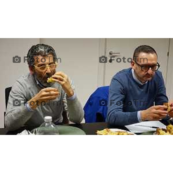 Foto Manzoni Tiziano/LaPresse 1-12-2023 Bergamo Italia- Cronaca Bergamo 8 pasticceri bergmaschi decretano il panettone migliorenella redazione del corriere Bg