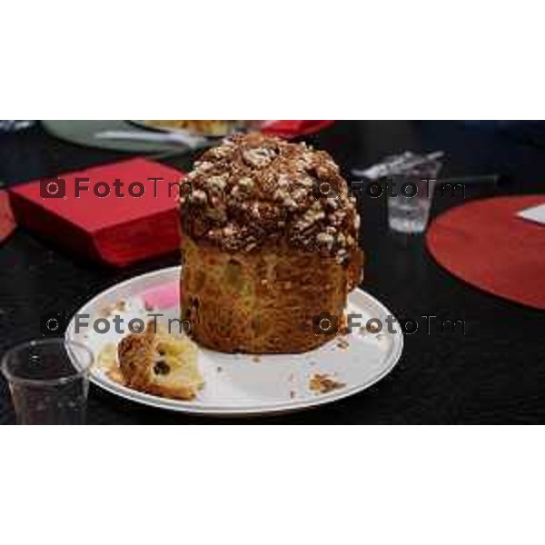 Foto Manzoni Tiziano/LaPresse 1-12-2023 Bergamo Italia- Cronaca Bergamo 8 pasticceri bergmaschi decretano il panettone migliorenella redazione del corriere Bg