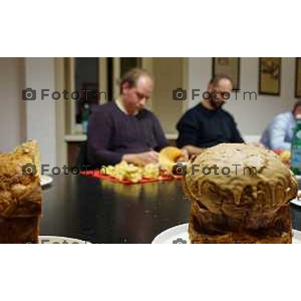 Foto Manzoni Tiziano/LaPresse 1-12-2023 Bergamo Italia- Cronaca Bergamo 8 pasticceri bergmaschi decretano il panettone migliorenella redazione del corriere Bg