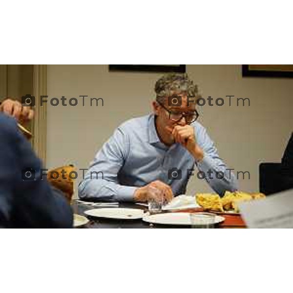 Foto Manzoni Tiziano/LaPresse 1-12-2023 Bergamo Italia- Cronaca Bergamo 8 pasticceri bergmaschi decretano il panettone migliorenella redazione del corriere Bg