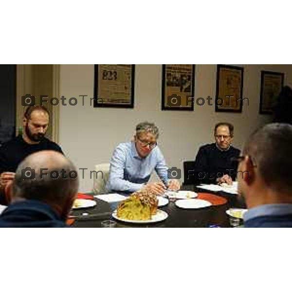 Foto Manzoni Tiziano/LaPresse 1-12-2023 Bergamo Italia- Cronaca Bergamo 8 pasticceri bergmaschi decretano il panettone migliorenella redazione del corriere Bg